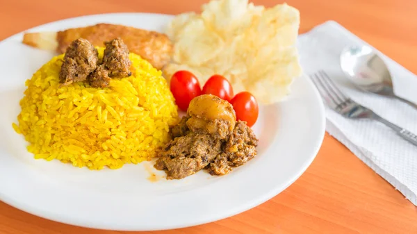 Beras turmerik dengan rendang vegetarian dan krupuk — Stok Foto