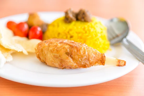 Arroz de cúrcuma con rendang vegetariano — Foto de Stock