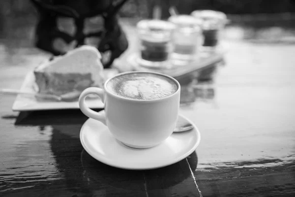 Uma xícara de café latte e bolo — Fotografia de Stock