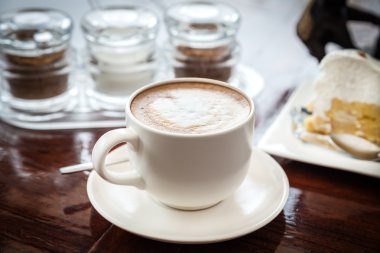 fincan sütlü kahve ile kek