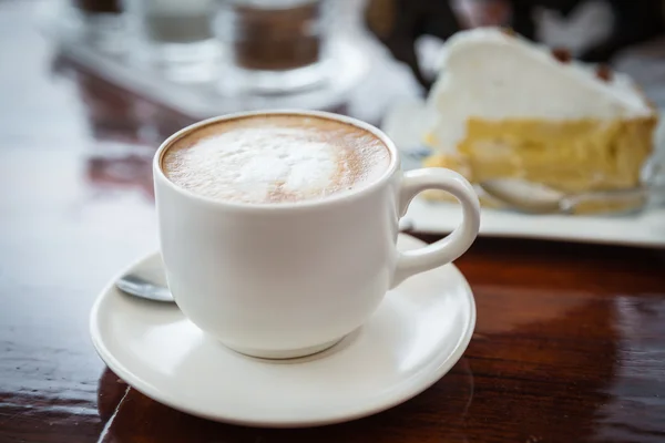 Uma xícara de café latte e bolo — Fotografia de Stock