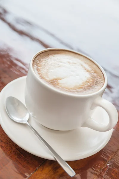 Tasse Kaffee auf braunem Holztisch — Stockfoto