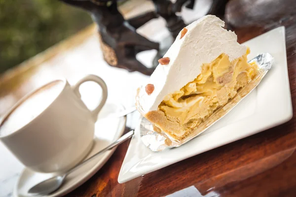 Gâteau à la noix de coco avec une tasse de café — Photo