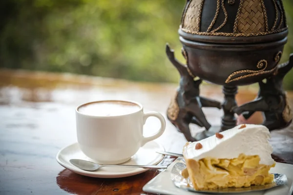 Tarte à la noix de coco avec une tasse de café — Photo