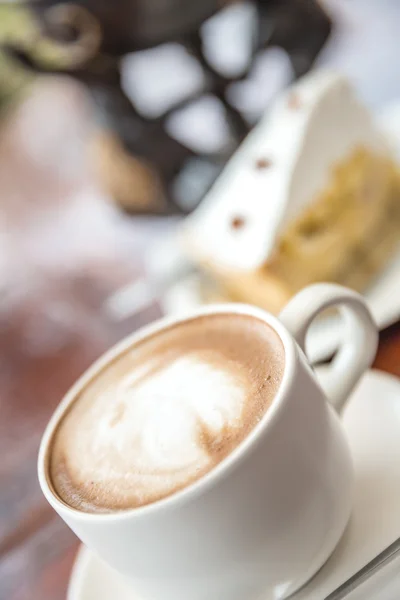 Fatia de torta de creme de coco com uma xícara de café — Fotografia de Stock