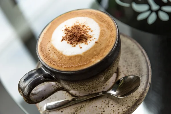 Csésze-ból forró cappuccino — Stock Fotó