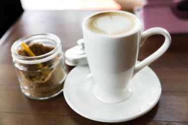 fincan kahve ve kahverengi şeker