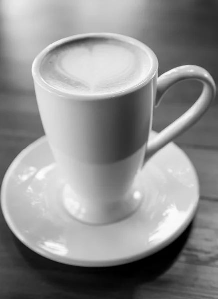 Šálek na stůl kávu latte — Stock fotografie