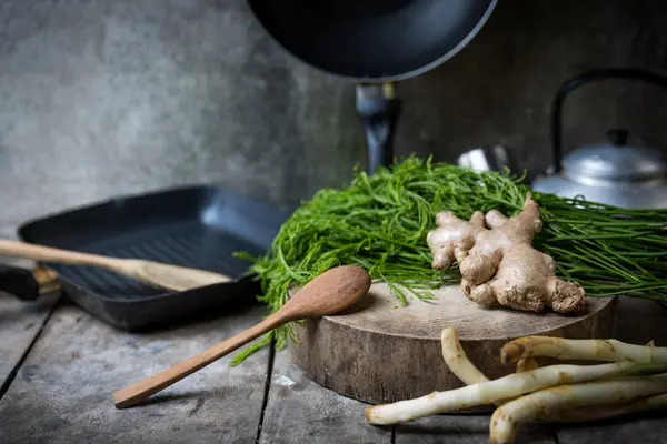 Свіжі овочі з каструлями для приготування їжі — стокове фото
