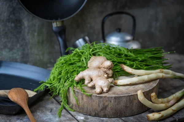 Légumes frais avec casseroles — Photo