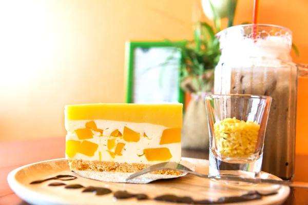 Mango mousse kek ve buz kahve — Stok fotoğraf
