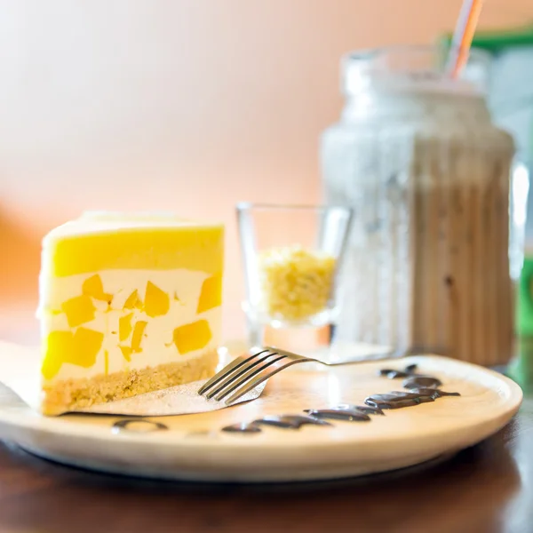 Mango mousse kek ve buz kahve — Stok fotoğraf