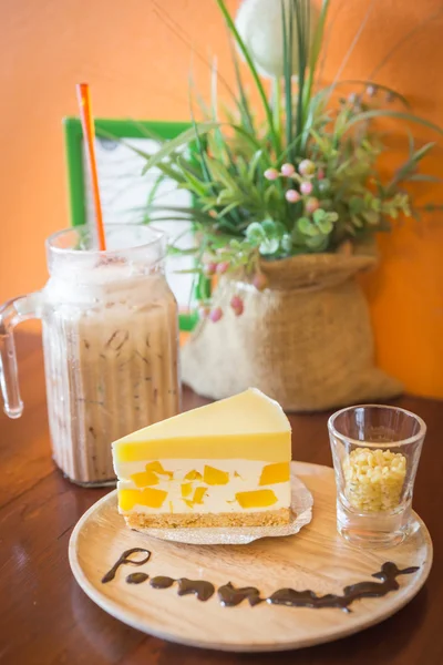 Манго мусс торт и кофе со льдом — стоковое фото
