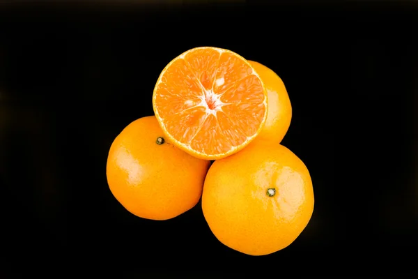 Reife Orangen Früchte mit der Hälfte — Stockfoto