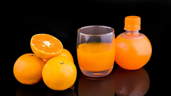 Groupe d'oranges fruits au jus d'orange — Photo