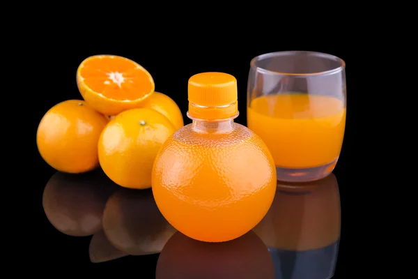 Gruppe von Orangen Früchte mit Orangensaft — Stockfoto