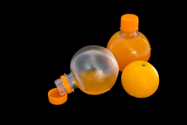 El jugo de naranja en las botellas con la fruta de naranja —  Fotos de Stock