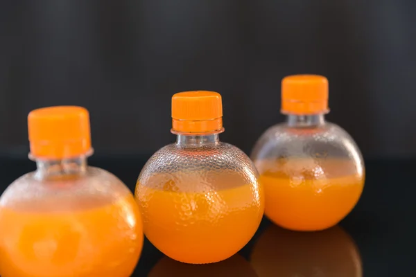 Jugo de naranja en botellas —  Fotos de Stock