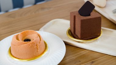 Çikolatalı kek ve süt çay pasta