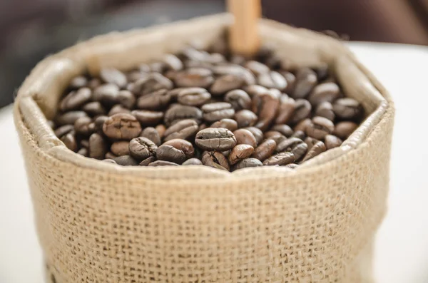 Granos de café en una bolsa — Foto de Stock