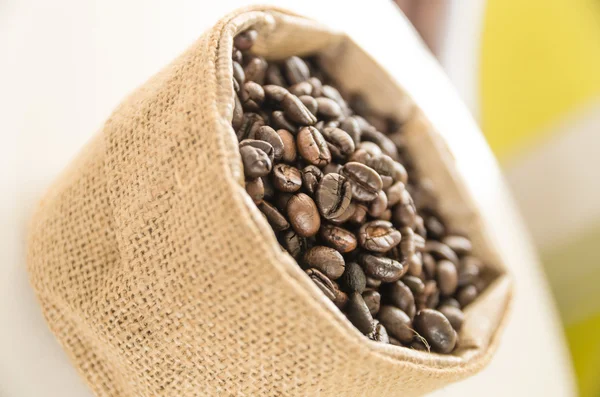 Granos de café en una bolsa — Foto de Stock