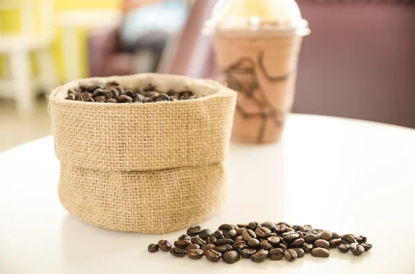 Grãos de café em saco de lona — Fotografia de Stock