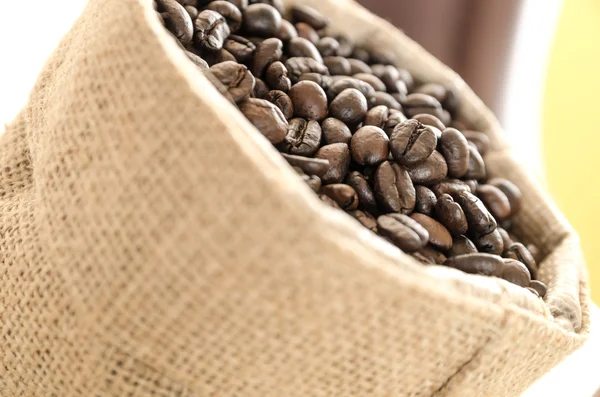 Granos de café en una bolsa — Foto de Stock