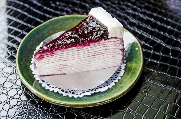 Bolo de crepes com molho de framboesa — Fotografia de Stock