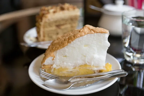 Une tranche de tarte à la noix de coco sucrée — Photo