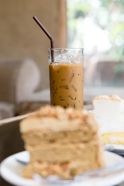 Café glacé avec gâteau aux noisettes au chocolat — Photo