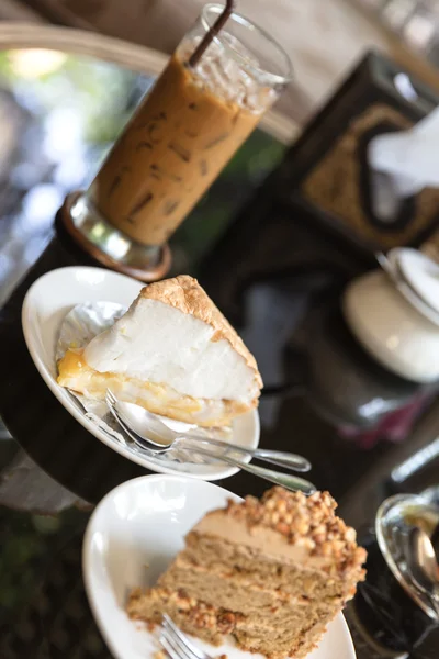 Une tranche de tarte à la noix de coco sucrée — Photo