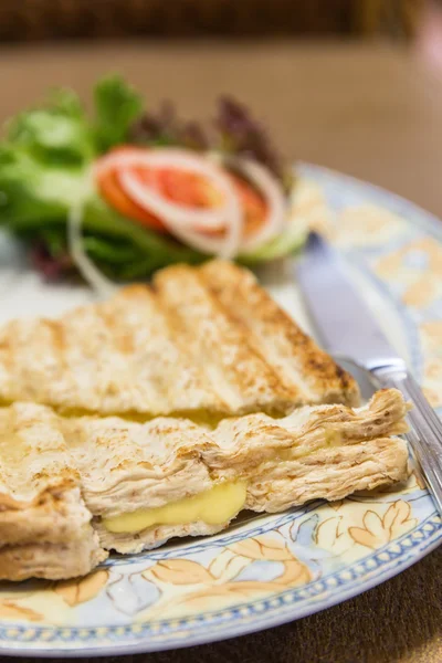 Ψημένο στη σχάρα τυρί σάντουιτς σε ένα πιάτο με φρέσκα λαχανικά — Φωτογραφία Αρχείου