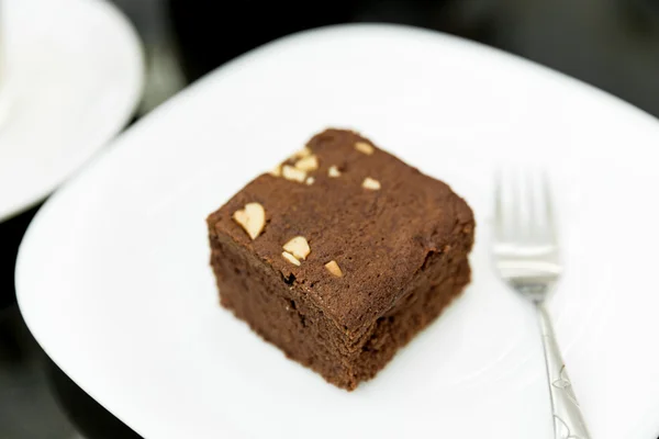 Fehér tányérra csokoládé brownie — Stock Fotó