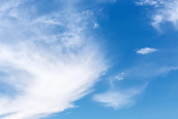 Nubes blancas esponjosas en el cielo azul —  Fotos de Stock