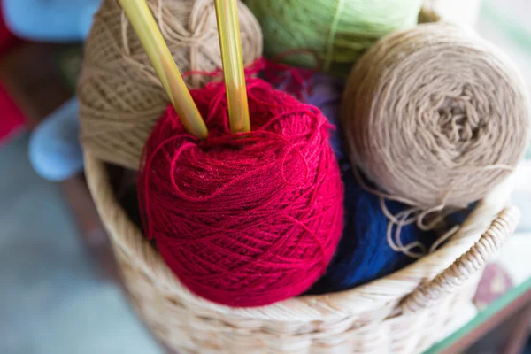 Цветная пряжа в плетеной корзине — стоковое фото