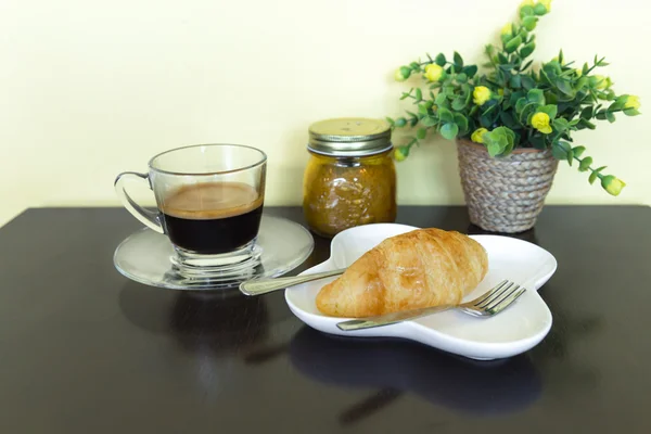 Pausa para el café con croissant francés —  Fotos de Stock