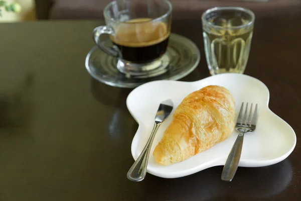 Pausa para café com croissant francês — Fotografia de Stock