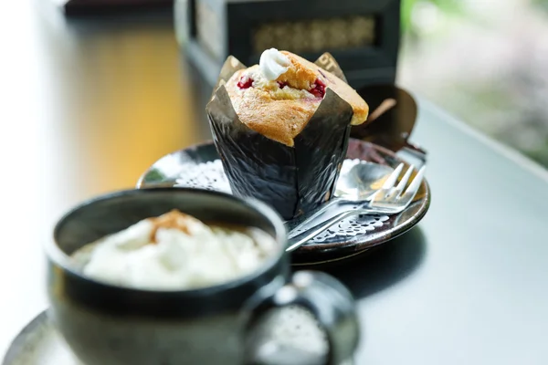 Café expresso avec muffin aux myrtilles — Photo