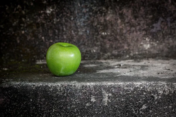 Pomme verte sur la table — Photo