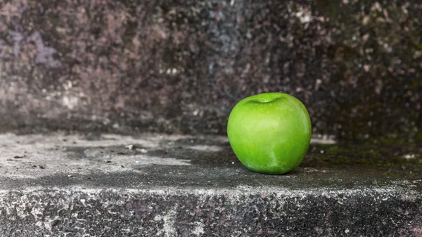 Pomme verte sur la table — Photo