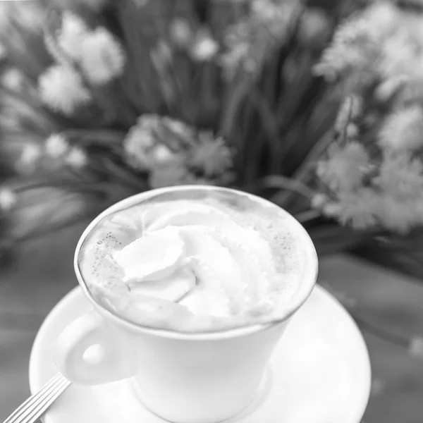 Чашка кофе со сливками. — стоковое фото