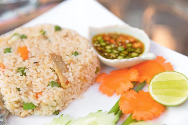 Arroz frito con limón y pepino — Foto de Stock