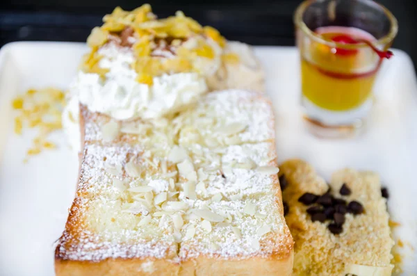 Toasted bread with ice cream — Stok fotoğraf