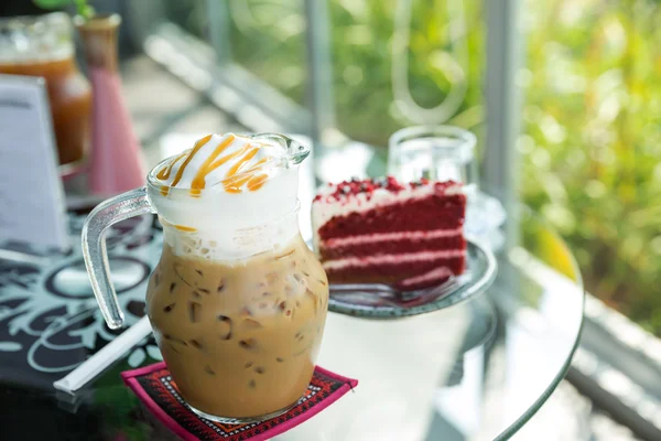 Café glacé avec gâteau rouge en velours — Photo