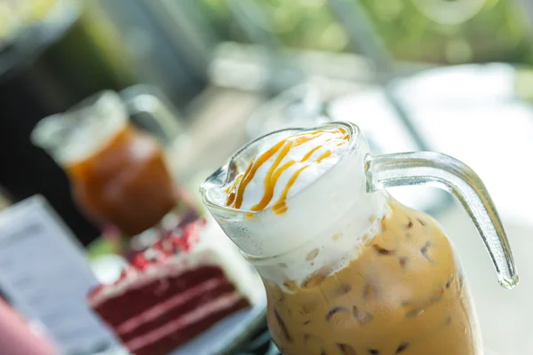 Café glacé avec gâteau rouge en velours — Photo