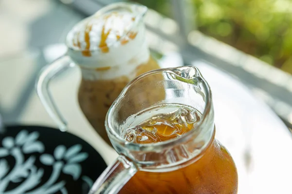 Bir sürahi buzlu kahve — Stok fotoğraf