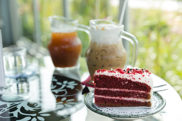 Gâteau de velours rouge avec un café — Photo