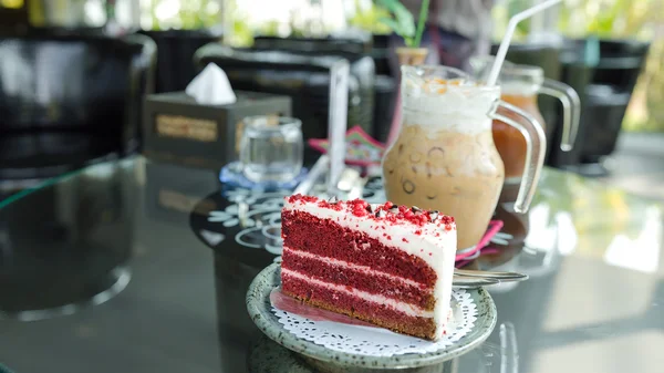 Gâteau en velours rouge avec café glacé — Photo