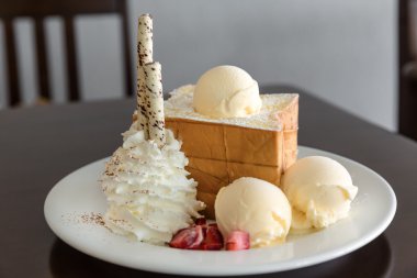 Toasted bread with ice cream