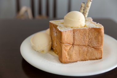 Toasted bread with vanilla ice cream